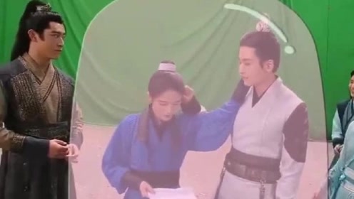 鞠婧祎张哲瀚片场也撒狗粮,互摸耳朵,连导演都看不下去了