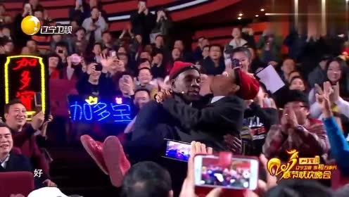 2017年宋小宝小品烤串,表演前碰到了自己的弟弟,这真像啊