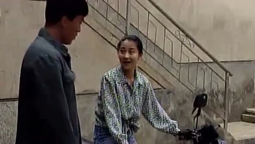 呼啸山乡:小伙不会骑车却要骑,一出门,只见车不见人,太逗了!