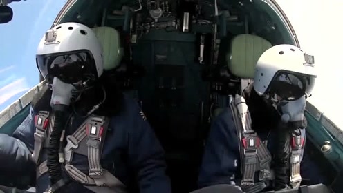 俄罗斯su-34"鸭嘴兽"战斗轰炸机飞行训练,并排坐的驾驶舱很有特色