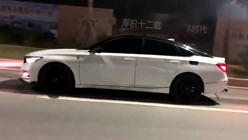 街上偶遇一台黑顶的雅阁,看起来不错,就是不知道车主有何居心!