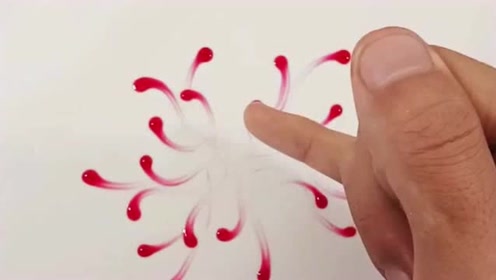 小伙子用果酱画花,本以为是乱画,成品出来之后真的很美!