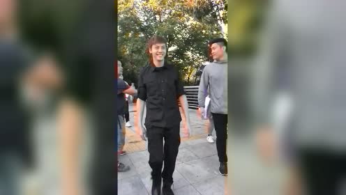 走出来六亲不认的步伐,笑起来的酒窝太可爱