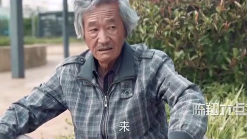 陈翔六点半:妹大爷街头乞讨买馒头,猪小明带上一袋馒头去救济!