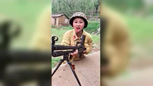 实拍拍戏现场,本以为剧组的机枪道具是真的,女演员一开枪我笑了