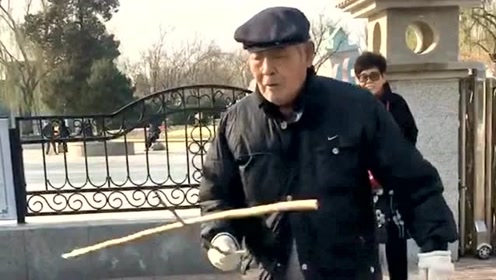 88岁的天津大爷中国功夫,一根小木棍玩的出神入化,果然高手在民间!