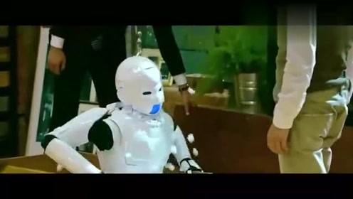 澳门风云3傻强见到女机器人,心脏砰砰乱跳,是心动的感觉