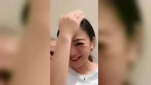 中国美女吐口水整理发型,一旁的洋老公满脸不可思议,太逗了!