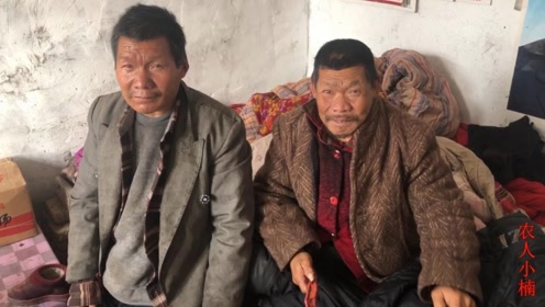 实拍农村安装风力发电机,风叶就几十米长,安装一个要几十天