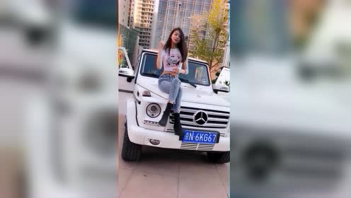 奔驰大g女司机,坐在车上自娱自乐,简直太美了