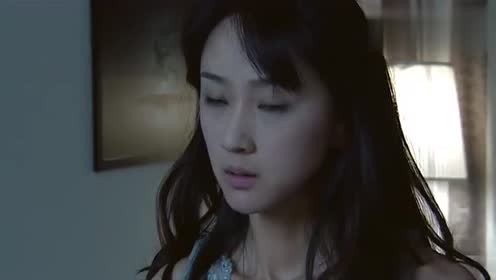 温柔的背叛:男子来找美女,一进门就将美女抱住!
