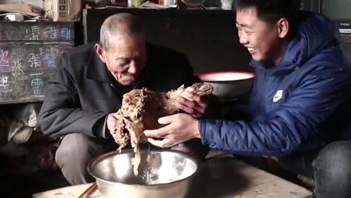 23斤大猪头出锅了,小鹏把猪头送给83岁大爷,老人不顾形象就开吃