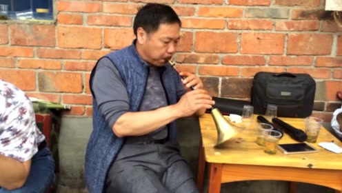 看看农村这两个人吹的唢呐吹的怎么样?