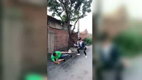 兄弟，你怎么忍心对美女这样，太欠了