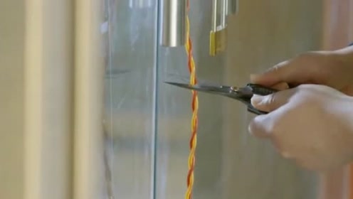 疯狂熊孩子：匪徒巧开锁，却被电的浑身哆嗦！