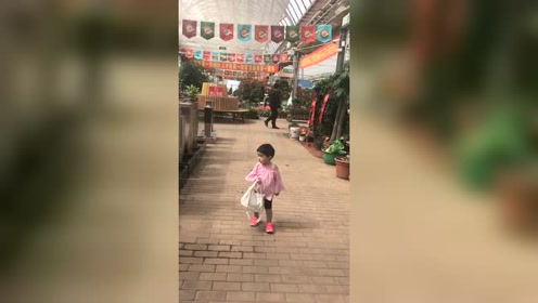 家有萌娃系列：萌宝贝拎着小包，潮范十足！