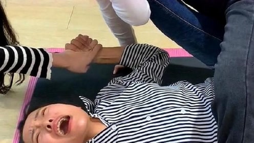 体操里面最基本的拉伸压腿,小女孩差点就哭了,这也太