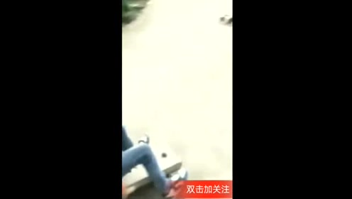 看农村孩子自制溜坡小车玩漂移，都是以后的秋名山车神！