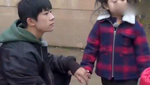 孩子们扑倒的千玺，易烊千玺和孩子们亲吻不舍告白，满满的回忆泪目