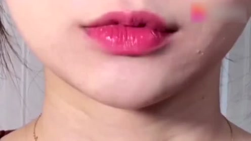 妹子天生的元宝嘴,涂上口红看着就很招财啊,好可爱