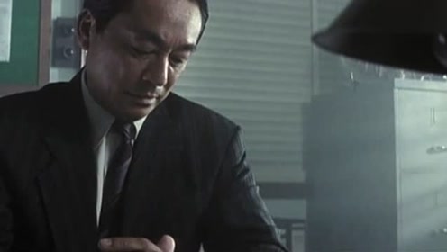 黑道老大正露出得意的笑容，却突然被自己儿子开了一枪！