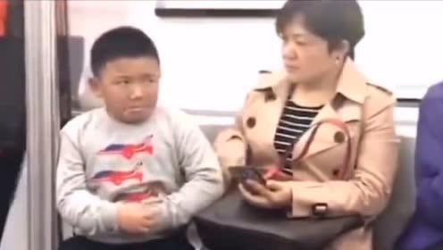 熊孩子的最后一丝倔强,表情很到位!