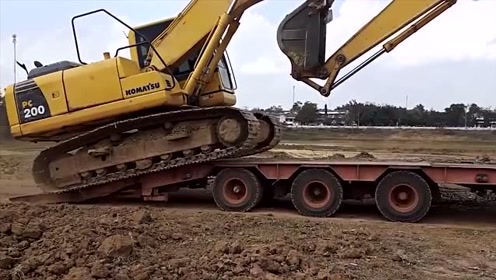 机械百科:小型挖掘机上拖车,挖斗和推铲配合,看着过瘾