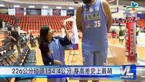 他号称印度姚明,身高226cm 衣服都是两件缝在一起的