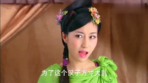 美女这样盯着男人看,男人还以为是自己太帅的原因,气氛很微妙！