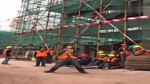 工地上这位小伙子太厉害了！这舞跳得太专业啦，人才啊！