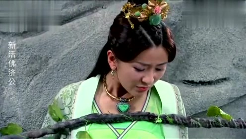 美女被绑住不能动弹,可恶的坏蛋竟然放蛇咬她,不忍直视!