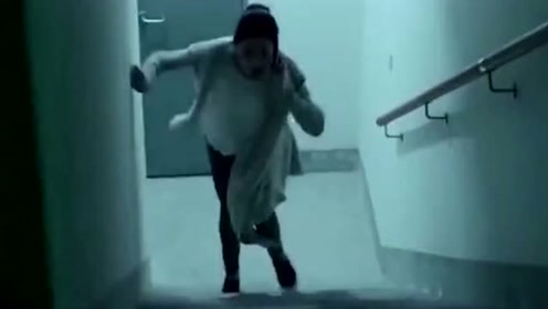 妈妈告诉女儿千万不要开门，女儿好奇猫眼一看，吓得摔倒在地大哭