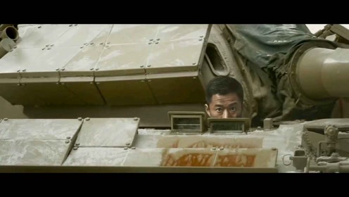 冷锋等人开着坦克跟敌人绕圈，竟能把敌人搞得晕车，一炮击毁