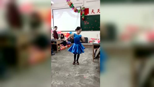 这个小学生火了，学校表演看到她这样，网友：太有天赋了！