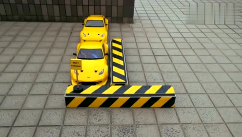 RC遥控跑车模型，室外漂移停车展示，这技术真是溜