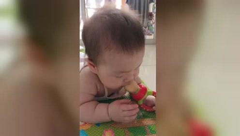 好乖的小宝宝，咬奶嘴，好好玩