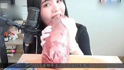 00后美女生吃大块猪肉,面部表情十分狰狞,网友:太恶心了