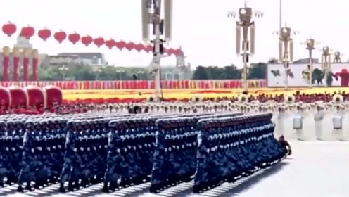 大阅兵:中国人民解放军海军陆战队方队接受祖国和人民的检阅