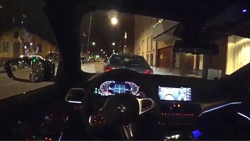 夜晚开宝马3系330i出行,打开氛围灯和自动泊车,才知道有多惊艳
