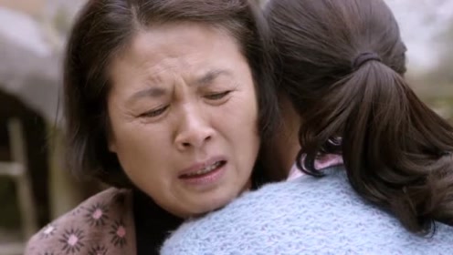 母亲看到女儿不听话,哭了起来,母女俩拥抱着