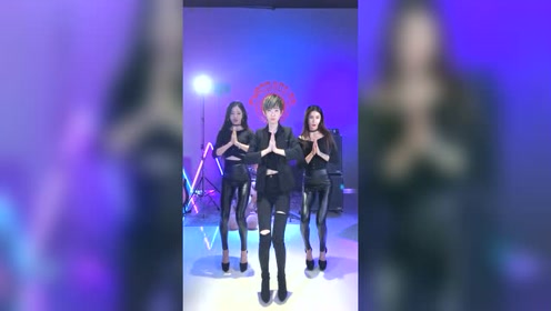 今天来个酷的,这个音乐太魔性了,跟我和小雅·巢青年一起来转