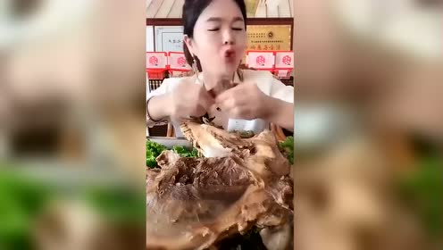 大胃王红姐拍视频被穿帮!