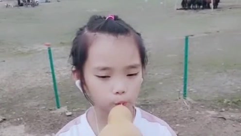 小女孩用葫芦丝吹首《牧羊曲》,经典的旋律,太好听了