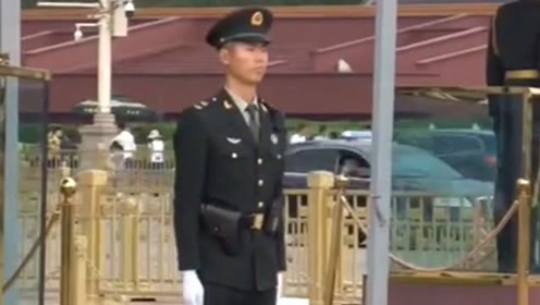 国旗手张自轩巡岗,步伐稳健帅气,百看不厌!