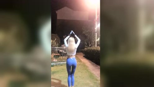 最美后背摇,妹子跳的太棒了!
