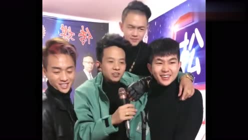 贵州山歌:《小情妹》,三个徒弟抬着黄杰唱歌,最后自己都笑了