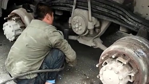 修理工大哥改卡车钢板,这么厉害的操作,换个人不一定能行!