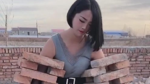 美女实力搬砖头,比男人还要厉害,能娶到这样的老婆真幸福!