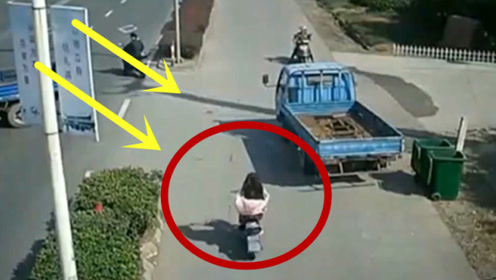 女子骑电动车摔成"脑震荡",周边的人都看呆了,监控拍下诡异一幕!