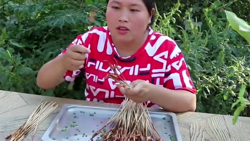 胖妹嘴馋吃烧烤,100串鱿鱼还不够吃,这吃相胖妹又要胖了